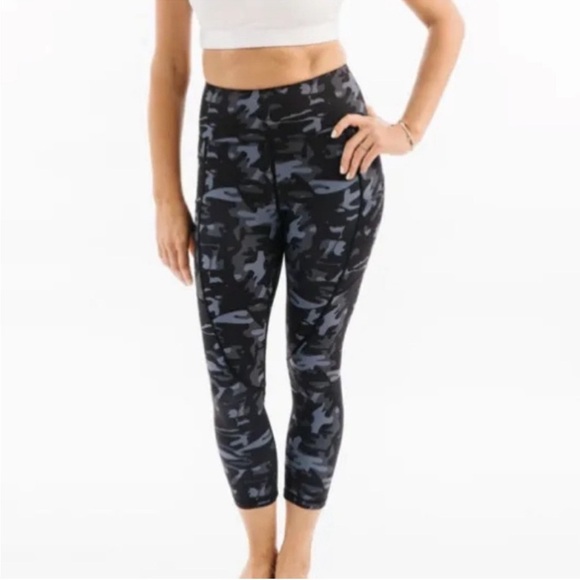 Zyia Active Black Camo Light n Tight High Rise Capris - Picture 1 of 10